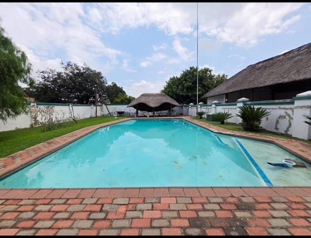 3 BEDROOM TOWNHOUSE FOR SALE IN HECTORTON